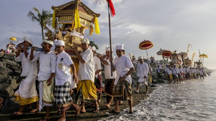 Vor dem Neujahrsfest führen die Balinesen rituelle Reinigungszeremonien am Meer durch.  