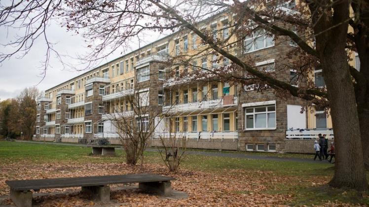 352 Geflüchtete leben derzeit im Erich Maria Remarque-Haus in Osnabrück - und etwa 125 Menschen arbeiten dort, sei es in der Verwaltung oder als Reinigungskräfte. Foto: Swaantje Hehmann