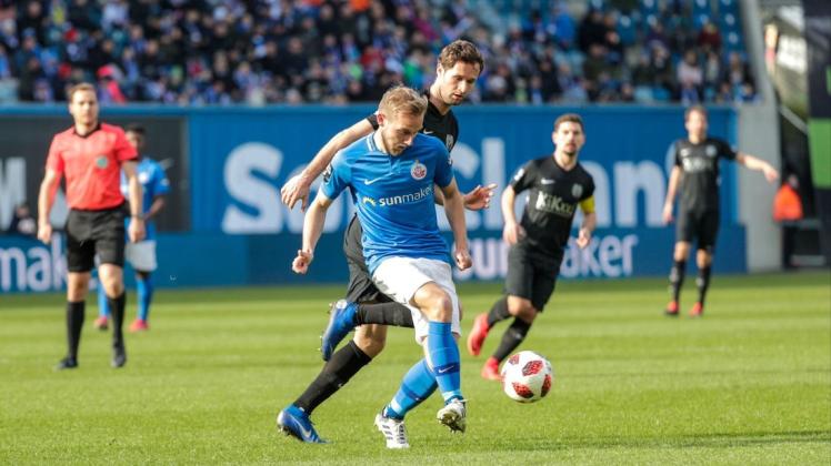 Zieht im defensiven Mittelfeld die Fäden beim FC Hansa und spielt  entscheidende Pässe: Stefan Wannenwetsch. Der 27-Jährige hat schon vier Tore in der Saison vorbereitet.
