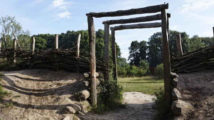 Jahrelang vermarkteten die Betreiber von "Museum und Park Kalkriese" diese rekonstruierte Anlage als Schutzwall, hinter dem sich Germanen versteckten, um den Heertross der Römer zu attackieren. Bei dieser Deutung war viel Phantasie dabei. Dem Stand der Forschung entspricht sie nicht. Foto: Imago/MuP Kalkriese