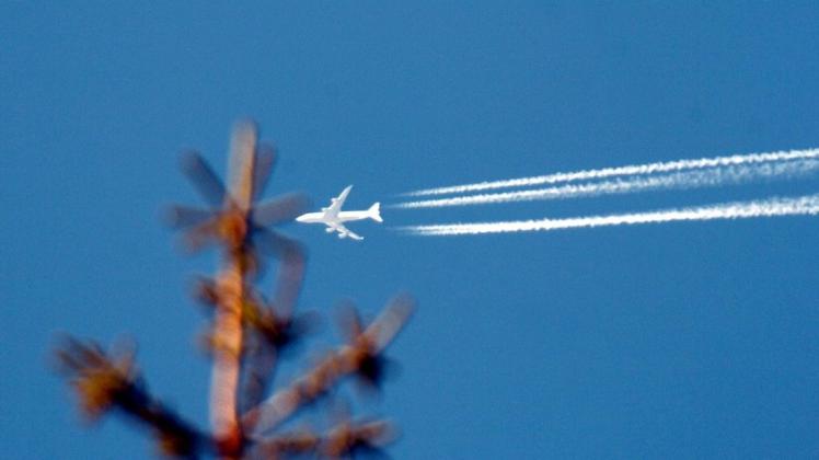 Vier Tonnen CO2 verursacht ein Mensch mit einem Flug von Deutschland in die Karibik. Grünen-Politiker Janecek will die Zahl der internationalen Flüge auf drei begrenzen. Foto: Holger Hollemann/dpa