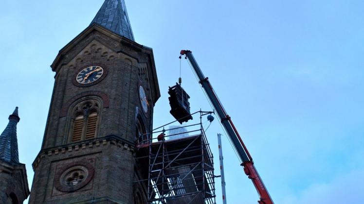 Um kurz nach sieben Uhr am schwebten die ausgedienten Schalllamellen hinunter auf den Kirchplatz. Foto: Conny Rutsch