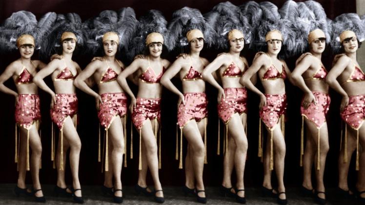 Makellos und durchtrainiert, dazu wohldosierte Nacktheit: In den Zwanzigern kam keine Revue ohne "die Girls" aus. Hier zu sehen: das Damenballett Ehed Karina aus Berlin (um 1920) 