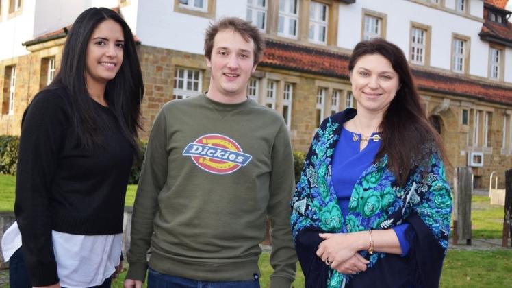 Erining oldida bir dostiga berdi