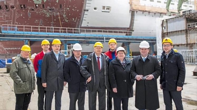 Prominenter Besuch auf der Meyer Werft: (von links) Jochen Zerrahn, Thomas Weigend, Uwe Sap, Thomas Gelder, Bernard Meyer, Tim Meyer, Johanne Modder, Hubertus Heil und Nico Bloem. 