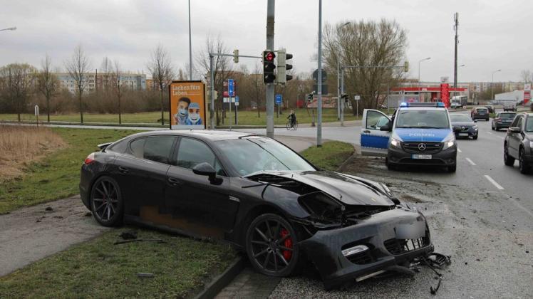 Unfall in Rostock: 32-Jähriger schrottet seinen 500-PS-Porsche