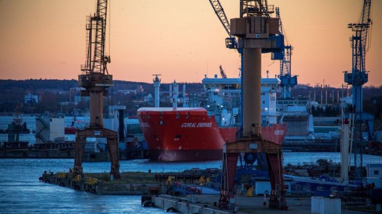 Zwei Serben mit einem in Dänemark zugelassenen Audi A6 gingen der Bundespolizei am Mittwochmorgen im Rostocker Seehafen ins Netz. Einer hatte weder einen gültigen Pass noch Führerschein. Gegen den anderen lag ein Haftbefehl vor.