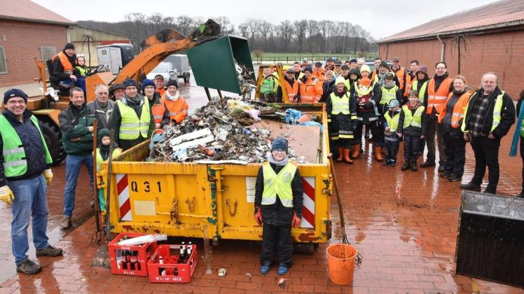 Die Helfer hatten bei der Müllsammelaktion des Ortsvereins Schlutter-Holzkamp-Hoyerswege jede Menge Müll einzusammeln. Foto: Christopher Bredow