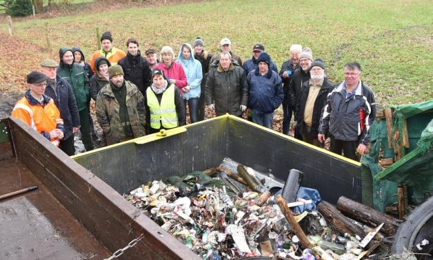 Auch die Helfer des Bürgervereins Hohenböken hatten jede Menge Müll einzusammeln. Foto: Christopher Bredow Auch die Helfer des Bürgervereins Hohenböken hatten jede Menge Müll einzusammeln. Foto: Christopher Bredow