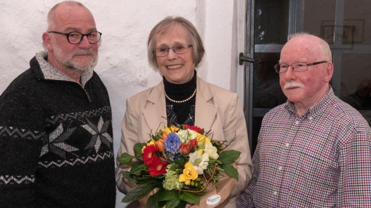 Nach 30 Jahren im Vorstand und langen Jahren als 1. Vorsitzende des Bramscher Kunstvereins zieht sich Karin Bormann zurück, um sich ihren künstlerischen Hobbys zu widmen, links der neue 2. Vorsitzende Thomas Remme und rechts Bormanns Nachfolger Reinhard Röttenbacher. Foto: Thomas Remme