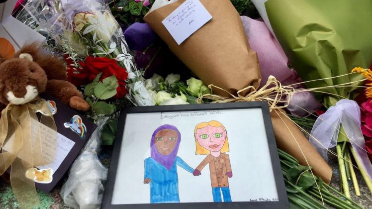 Blumen und Bilder wurden nach dem Anschlag für die vielen Opfer niedergelegt. Foto: Herald/AP/dpa