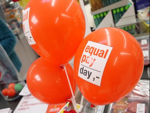 Der Equal Pay Day soll auf den Einkommensunterschied aufmerksam machen und zeigt -rein rechnerisch- die 77 Tage, die Frauen "umsonst" arbeiten. Foto: Monika Vollmer Der Equal Pay Day soll auf den Einkommensunterschied aufmerksam machen und zeigt -rein rechnerisch- die 77 Tage, die Frauen "umsonst" arbeiten. Foto: Monika Vollmer