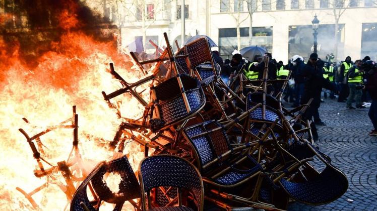 Brennende Barrikaden in Paris: Erneut kam es am Wochenende zu Unruhen nach "Gelbwesten"-Protesten. Foto: JB Autissier/Imago
