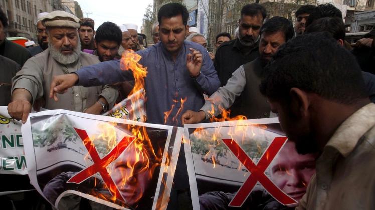 Die Wut auf den Attentäter ist groß: Pakistanische Händler verbrennen Bilder des mutmaßlichen Schützen in Neuseeland während einer Demonstration gegen den Anschlag von Christchurch. 
