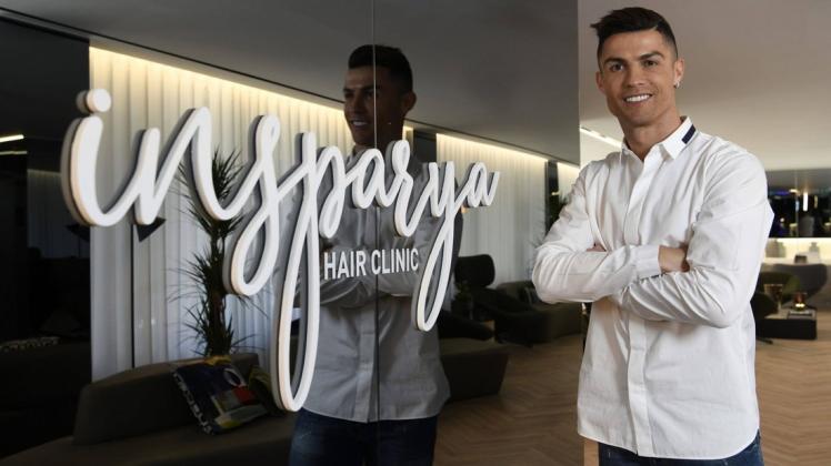 Hat die Haare meist schön: Stürmerstar Cristiano Ronaldo vor dem Schriftzug seiner neuen Haarklinik. Foto: imago/CordonPress