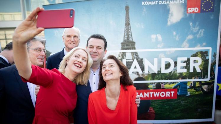 Schnell noch ein Selfi und ab damit über Twitter: Auch SPD-Spitzenkandidatin Katarina Barley (r.) setzt im Europawahlkampf auf die Präsenz in sozialen Netzwerken. Foto dpa