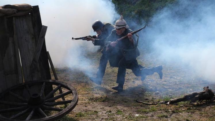 Kriegsszenen aus dem Ersten Weltkrieg wurden für einen Dokumentarfilm in Haren gedreht. Kriegsszenen aus dem Ersten Weltkrieg wurden für einen Dokumentarfilm in Haren gedreht.