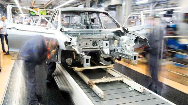 Bei Volkswagen werden durch den Umstieg auf E-Mobilität bald weniger Mitarbeiter benötigt Foto: Julian Stratenschulte/dpa