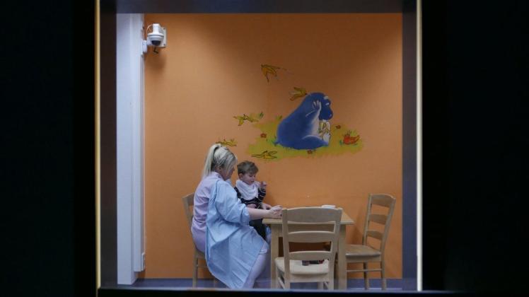 Eine Szene aus der Filmdoku "Elternschule", in der ein Kind gefüttert wird. Foto: Zorro Film/dpa