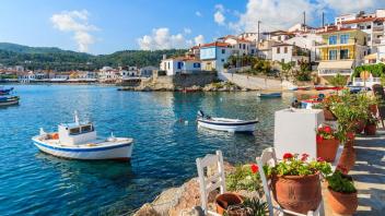 Griechenland pur – Blick in einen kleinen Hafen mit allem, was Hellas-Fans lieben.
