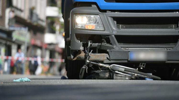 Tödlicher Unfall: Eine Radfahrerin stirbt nach einem Zusammenstoß mit einem abbiegenden Lkw in Hamburg.
