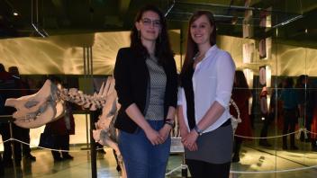 Einen Monat lang verbrachten die Masterstudentinnen Tabea Gottschalk und Jacquline Fischer (v.l.) für die Ausstellung im Rostocker Zoo.