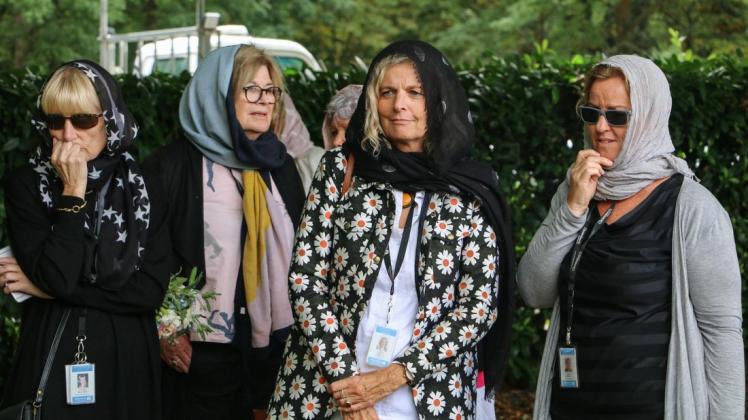 Trauernde Frauen in Christchurch mit Kopftuch.