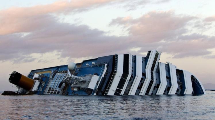 Das Wrack der Costa Concordia vor der toskanischen Küste.
