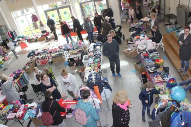 Mehr als 80 Stände: Das Intresse am Kinderflohmarkt in den Räumen der Grundschule ist ungebrochen groß. Foto: Alexander Heim Mehr als 80 Stände: Das Intresse am Kinderflohmarkt in den Räumen der Grundschule ist ungebrochen groß. Foto: Alexander Heim