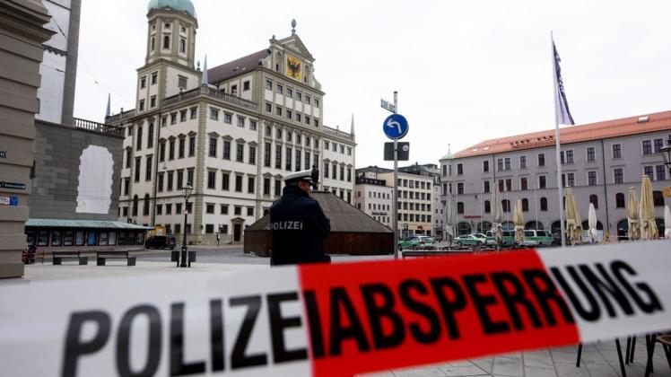 Wie hier in Augsburg sind in mehreren deutschen Rathäusern am Dienstag Bombendrohungen eingegangen. 