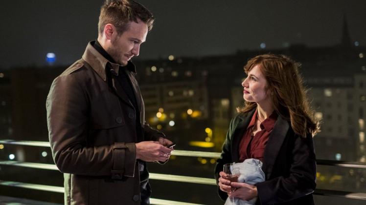 Auf einer Party verliebt sich die Ärztin Malu (Josefine Preuß) in den smarten Hannes (Vladimir Burlakov). Das dicke Ende kommt später. Foto: SAT.1/Gordon Mühle Auf einer Party verliebt sich die Ärztin Malu (Josefine Preuß) in den smarten Hannes (Vladimir Burlakov). Das dicke Ende kommt später. Foto: SAT.1/Gordon Mühle