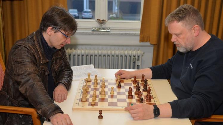 Spielführer Heiko Schlierf (links) und Vorsitzender Christian Möller freuen sich auf die kommende Saison des Schachvereins Lingen in der 1. Bundesliga. Foto: Wilfried Roggendorf
