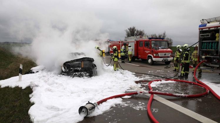 Wegen eines technischen Defekts geht ein Hyundai während der Fahrt auf der A 19 in Flammen auf.