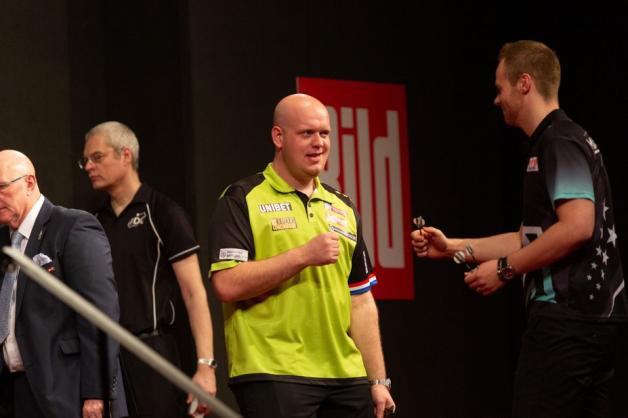 Darts-Weltmeister Michael van Gerwen gewinnt Emsland Darts | NOZ