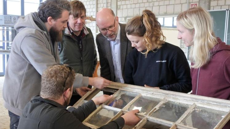 Von der Qualität der Arbeit überzeugen sich Martin Schiebe, Techniker für Baudenkmalpflege (von links), der Obermeister der Tischlerinnung Bersenbrück, Josef Hemme und BBS-Schulleiter Thomas Kohne. Von der Qualität der Arbeit überzeugen sich Martin Schiebe, Techniker für Baudenkmalpflege (von links), der Obermeister der Tischlerinnung Bersenbrück, Josef Hemme und BBS-Schulleiter Thomas Kohne.