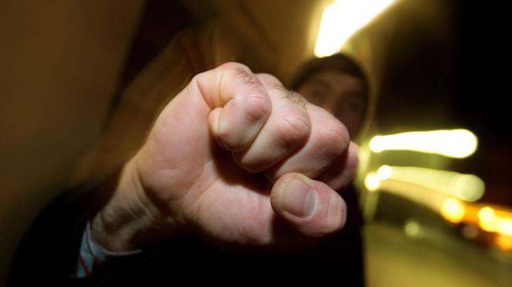 Ein junger Mann ist in Delmenhorst niedergeschlagen worden. Symbolfoto: Karl-Josef Hildenbrand/dpa Ein junger Mann ist in Delmenhorst niedergeschlagen worden. Symbolfoto: Karl-Josef Hildenbrand/dpa