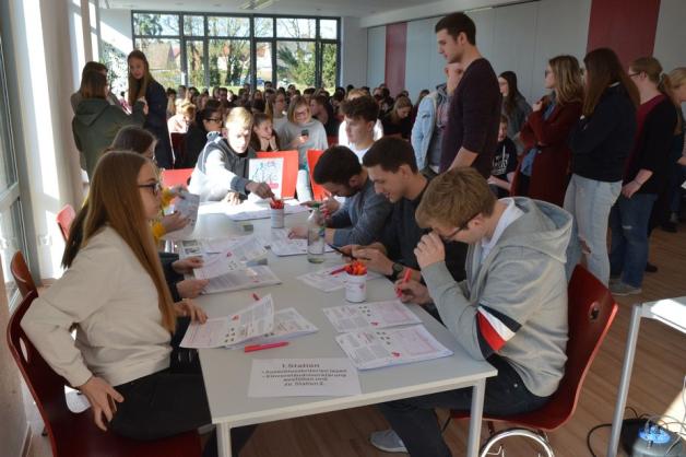 In der Mensa der BBS Lingen Wirtschaft ließen sich mehr als 100 junge Leute als Stammzellenspender typisieren. Foto: Caroline Theiling In der Mensa der BBS Lingen Wirtschaft ließen sich mehr als 100 junge Leute als Stammzellenspender typisieren. Foto: Caroline Theiling