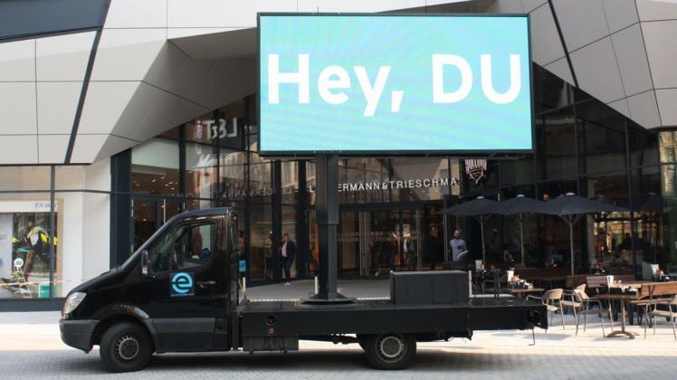 Guerilla-Marketing in Osnabrück: Ein hochfahrbarer Bildschirm auf der Ladefläche eines Trucks strahlte an mehreren Orten in der Osnabrücker Innenstadt Werbung aus. 