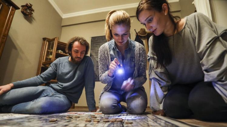 Escape Rooms faszinieren aktuell Tausende Menschen. Hier versuchen NOZ-Mitarbeiter, die Rätsel in einem Escape Room der Firma room fox in Osnabrück zu lösen. Foto: Michael Gründel