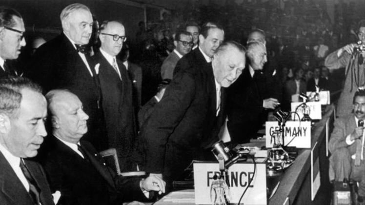 Die frühen Jahre: Bundeskanzler Konrad Adenauer (M.) nimmt im Mai 1955 seinen Platz im Atlantikrat ein. Foto: Archiv