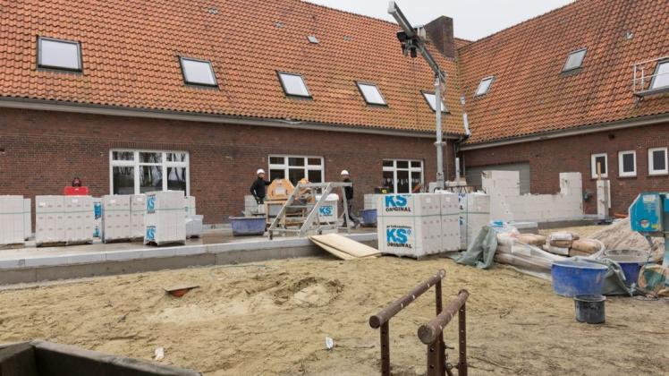 Die Maurerarbeiten für die neuen Räume an der Grundschule Lange Straße haben bereits begonnen. Foto: Melanie Hohmann