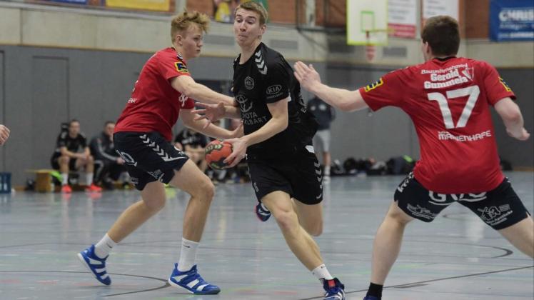 Wollen sich an diesem Freitag beim Wilhelmshavener SSV duchsetzen: die Landesliga-Handballer der HSG Grüppenbühren/Bookholzberg um Torsten Jüchter (Mitte). Foto: Rolf Tobis Wollen sich an diesem Freitag beim Wilhelmshavener SSV duchsetzen: die Landesliga-Handballer der HSG Grüppenbühren/Bookholzberg um Torsten Jüchter (Mitte). Foto: Rolf Tobis