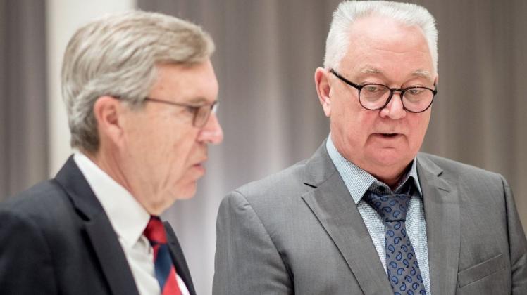 Henning Saß (links) und Max Steller, beide Sachverständige im Prozess gegen den wegen Mordes angeklagten Niels Högel, unterhalten sich im Gerichtssaal.  Foto: Hauke-Christian Dittrich/dpa