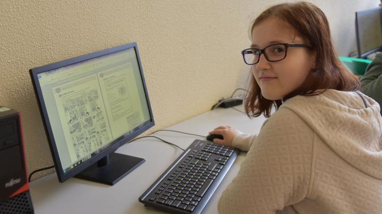 Alija Thimm muss in ihrem FSJ an der Oberschule Bookholzberg auch Büroarbeiten erledigen. Foto: Christopher Bredow Alija Thimm muss in ihrem FSJ an der Oberschule Bookholzberg auch Büroarbeiten erledigen. Foto: Christopher Bredow