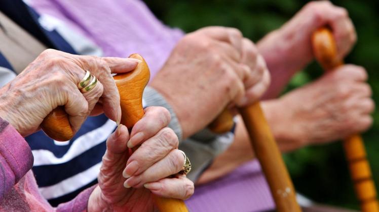Die Zahl der Über-64-Jährigen wird der Studie zufolge bis 2035 um 4,8 Millionen steigen.
Foto: Oliver Berg/dpa