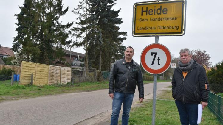 Unterschriften von Anwohnern, die ebenfalls vom Durchgangsverkehr auf dem Hermann-Allmers-Weg genervt sind, sammeln Uwe Dümer (links) und Klaus Wegener. Foto: Vincent Buß