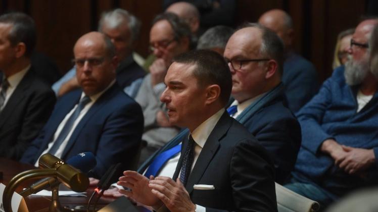 Im Rathaus von Hannover stand Lars Windhorst den Fraktionen Rede und Antwort. Der Finanzinvestor hat das Ihme-Zentrum gekauft und will den maroden Gebäudekomplex aus den 70er-Jahren sanieren. 