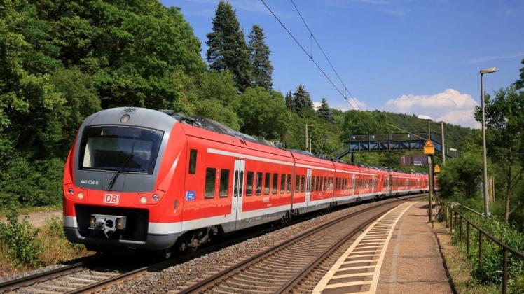 In Bayern kam es am Samstag an einer Bahnlinie beinahe zu einem tragischen Unglück. Foto: dpa/obs/Deutsche Bahn AG/Uwe Miethe