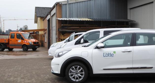 Auch drei weiße E-Fahrzeuge hat die Gemeinde Lotte bereits in den Dienst gestellt. Weitere sollen folgen. Foto: Ursula Holtgrewe Auch drei weiße E-Fahrzeuge hat die Gemeinde Lotte bereits in den Dienst gestellt. Weitere sollen folgen. Foto: Ursula Holtgrewe