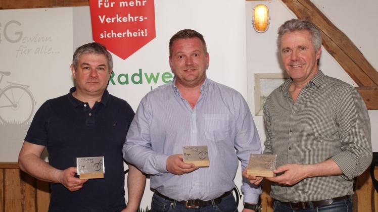 Stolz präsentierten die Vereinsvertreter die für den Meterverkauf angefertigten
Edelstahlplatten: Cord Möllering, Hannes Wesseler und Hans-Jörg Haferkamp. Foto: Martin Lührmann